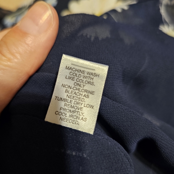 2/$20 Cato 18/20W Floral Puckered Tie Front Top - Picture 4 of 9